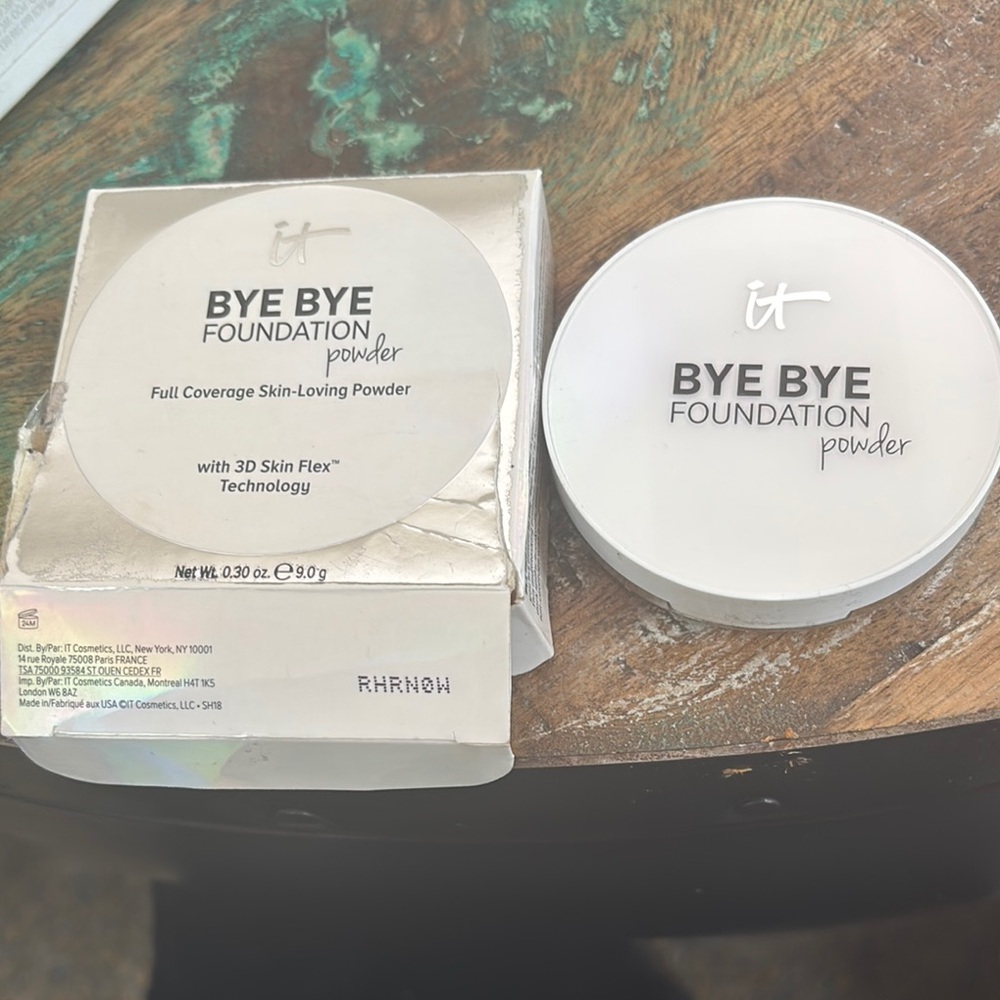 NIB IT Cosmetics Bye Bye Foundation Powder - Cream. BOX IS  BROKEN